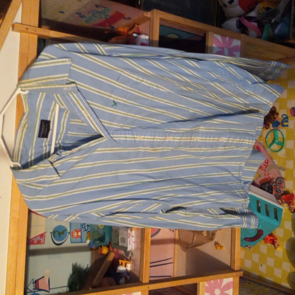 Button up shirt with a collar